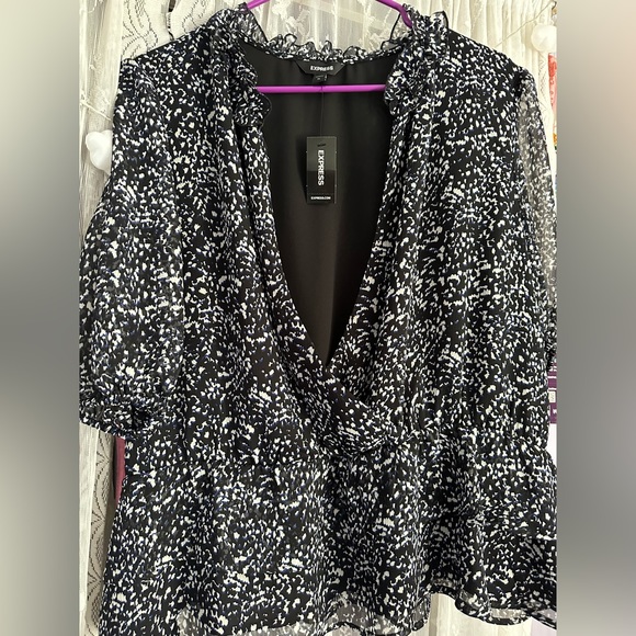 New with tags Express Printed Wrap Front Peplum Top - Picture 9 of 10